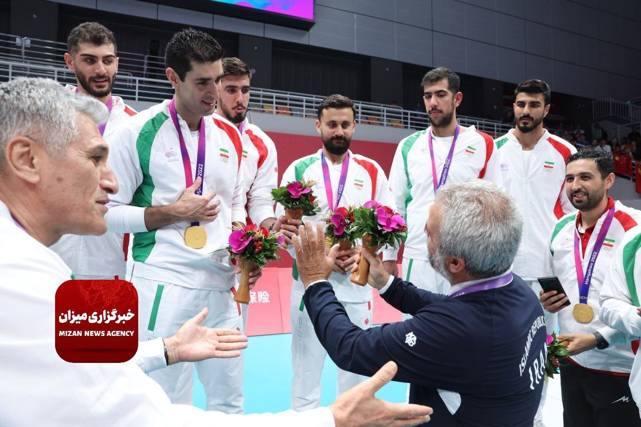 عکس/ حضور پدر معنوی کاروان شهید حججی در مراسم اهدای مدال والیبال
