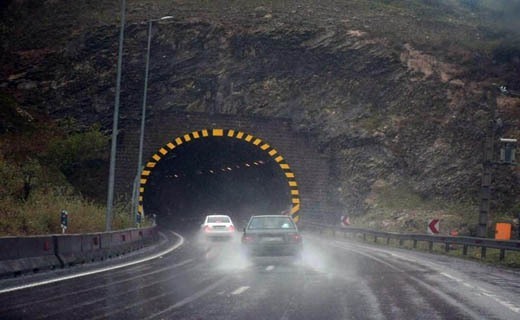 برخی جادههای مازندران مهگرفته و بارانی است