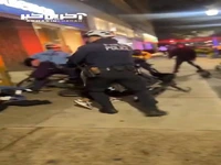 فیلمی از برخورد پلیس امریکا با افرادی که دست به غارت فروشگاه ها زده بودند