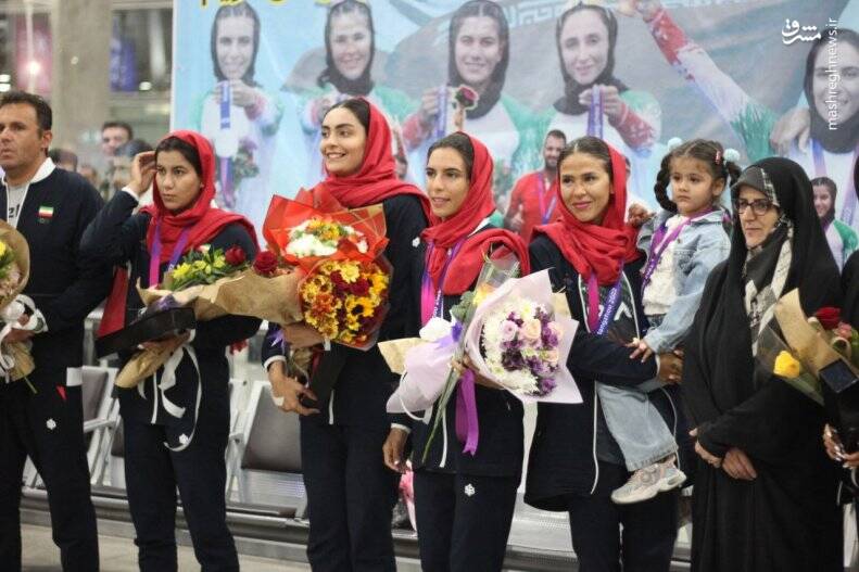 عکس/ استقبال از بانوان مدال‌آور ایران در فرودگاه 