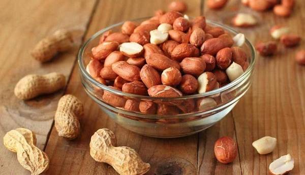 نیم ساعت قبل از وعده غذایی یک مشت بادام زمینی بخورید