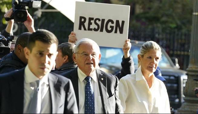 سناتور رشوهگیر آمریکایی، به قید وثیقه آزاد شد