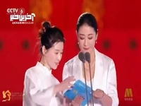 لحظه اعلام نام نرگس محمدی، برنده جایزه بهترین بازیگر زن جشنواره جاده ابریشم