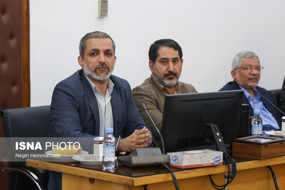 آیین رونمایی از کتاب «دانش در مصاف»