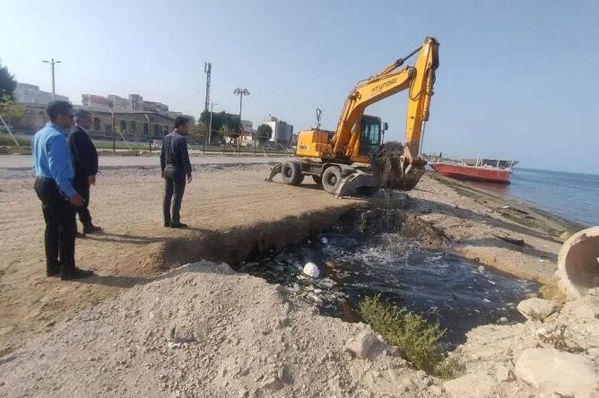 کانالهای خروجی دفع آبهای سطحی شهر بوشهر لایروبی شد