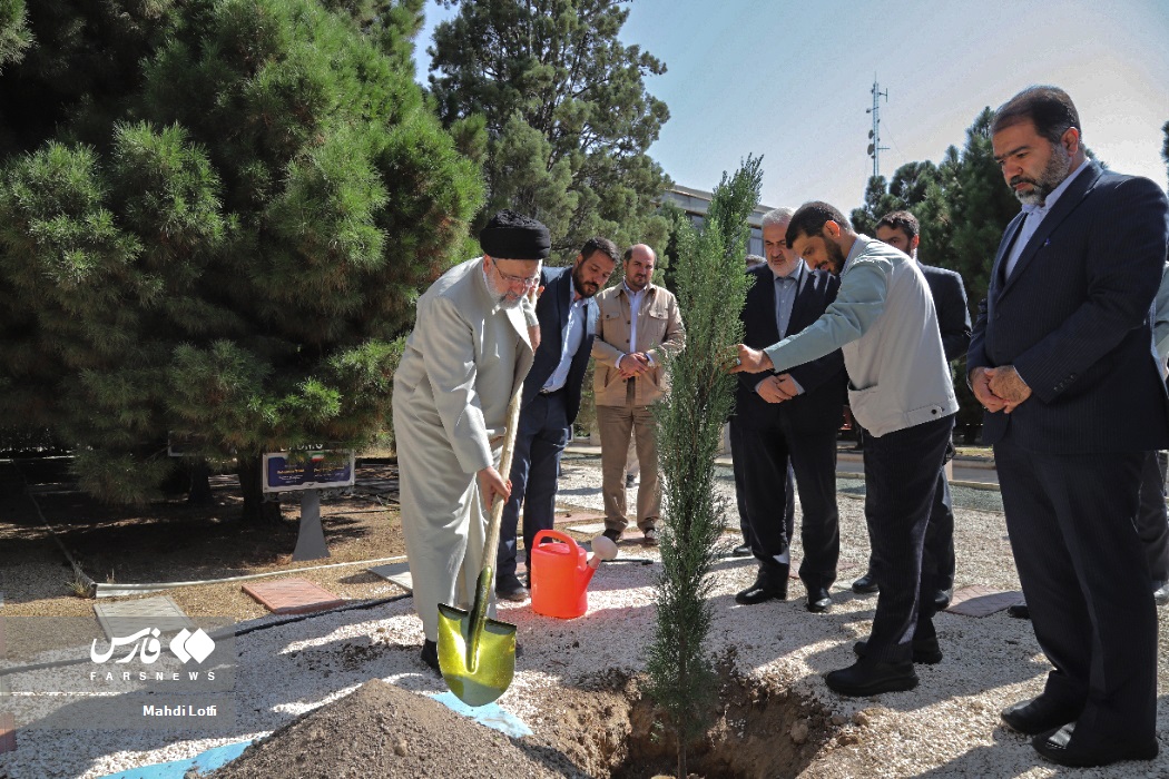 عکس/ درخت کاری رئیس جمهور در اصفهان 