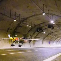 رکورد عبور یک خلبان از داخل تونل با هواپیما