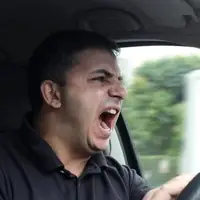 حمله دیوانه‌وار راننده عصبانی به یک خودرو دیگر!