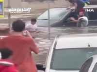 سیل خیابان‌های استانبول را به زیر آب برد
