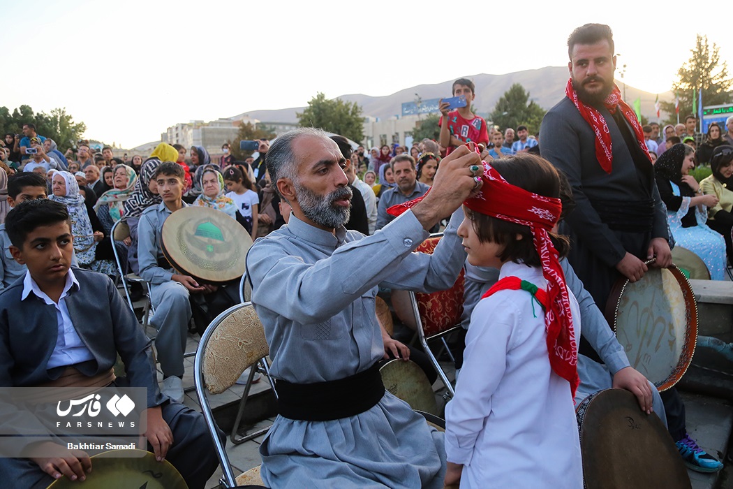 تصاویری زیبا از کودکان دف زن در میدان آزادی سنندج