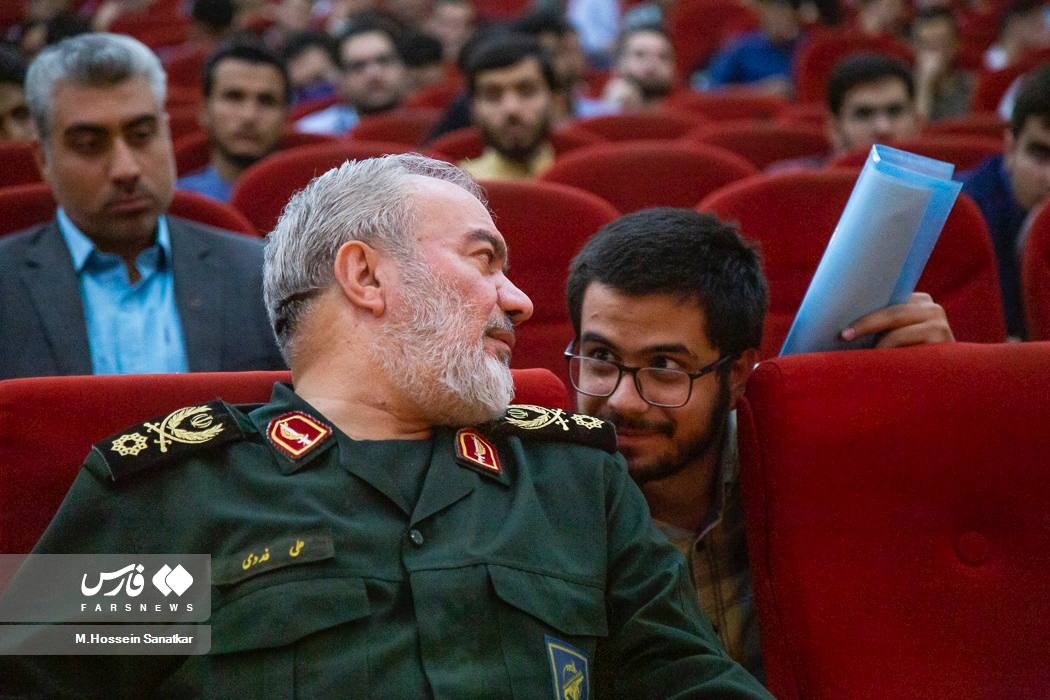 آئین تجلیل از خانواده‌ شهدای دانشجو