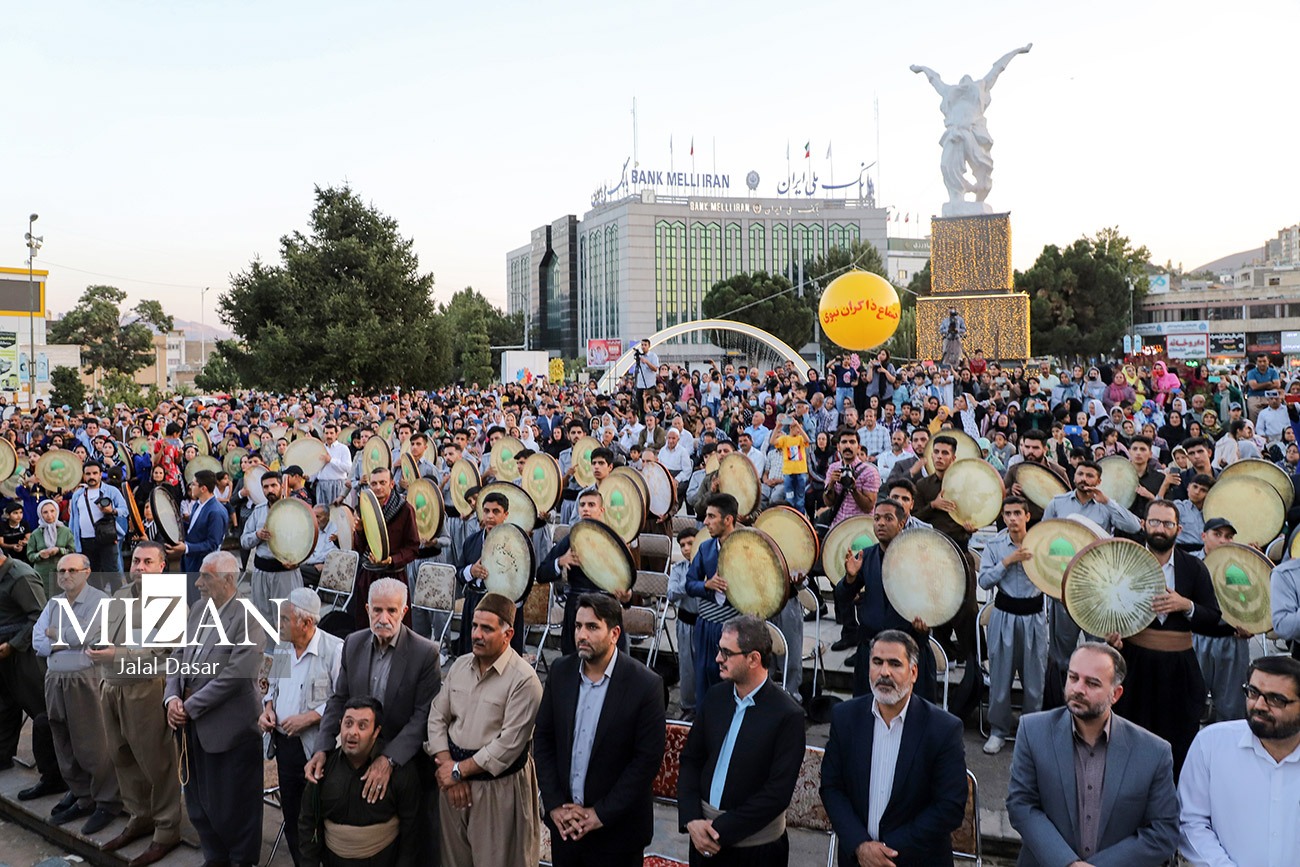 جلوه هایی زیبا از دف نوازی در سنندج به مناسبت ولادت پیامبر (ص)