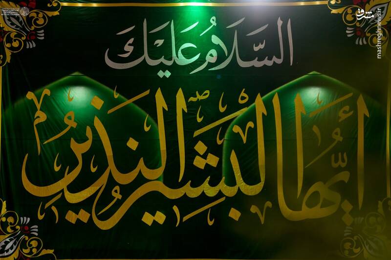 عکس/ نصب کتیبه‌های ولادت پیامبر در حرم علوی