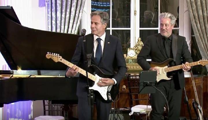 گیتار زنی و خوانندگی وزیر خارجه آمریکا در یک مراسم