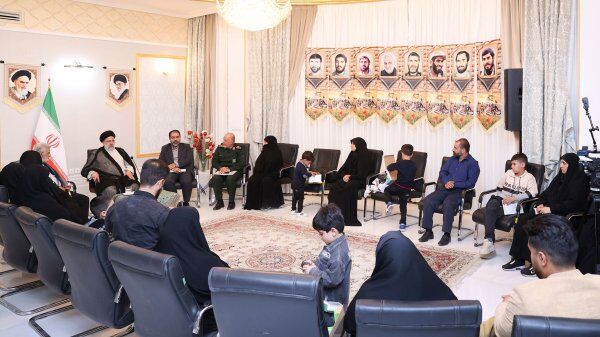 درخواست رئیسجمهور از خانواده شهدا: از موضع صاحبان انقلاب مطالبهگری کنید
