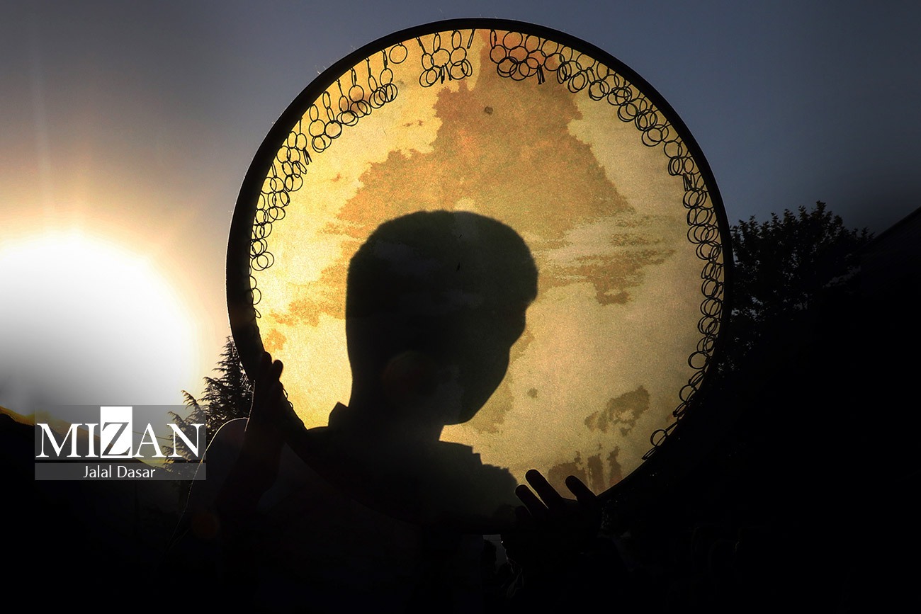 جلوه هایی زیبا از دف نوازی در سنندج به مناسبت ولادت پیامبر (ص)