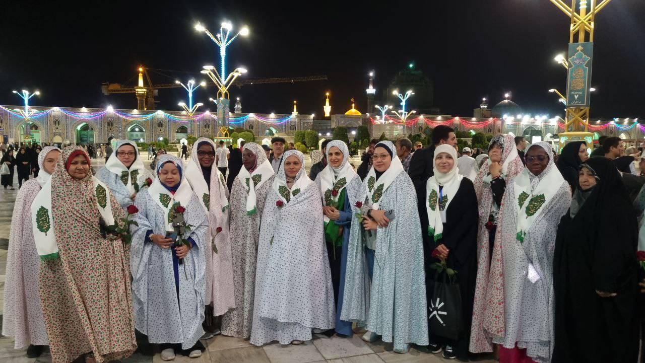 تشرف بانوان مهمان جشنواره «رسانه خورشید» به حرم مطهر رضوی