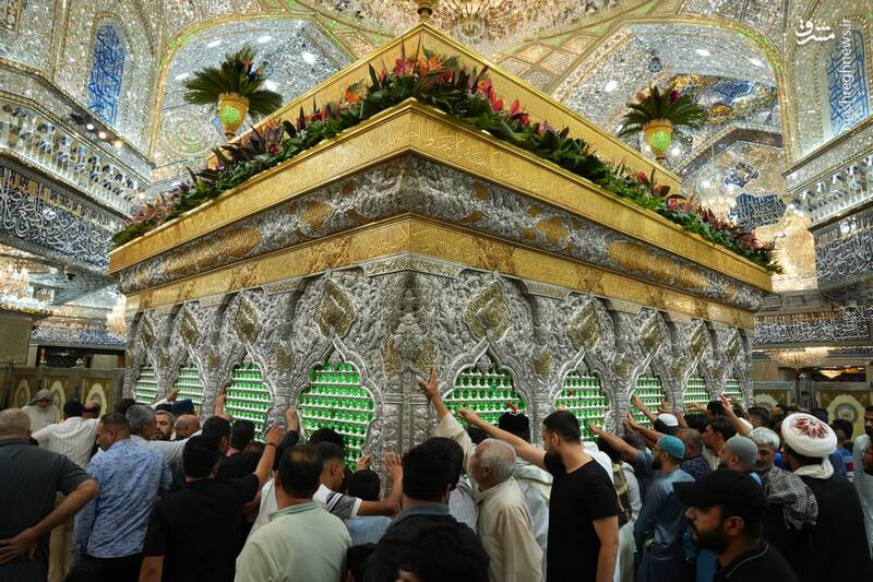 گل‌آرایی ضریح نورانی سیدالشهدا(ع)