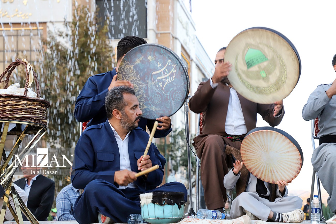 جلوه هایی زیبا از دف نوازی در سنندج به مناسبت ولادت پیامبر (ص)