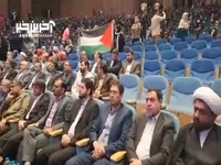 اهتزاز پرچم فلسطین به یاد شهید شیرین ابوعاقله در اختتامیه جشنواره خورشید