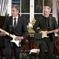 گیتار زنی و خوانندگی وزیر خارجه آمریکا در یک مراسم