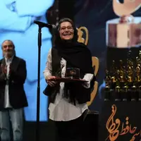 تندیس حافظ بهترین بازیگر زن کمدی در دستان رویا افشار