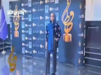 ژست سارا حاتمی در مقابل عکاسان در بیست و دومین جشن حافظ