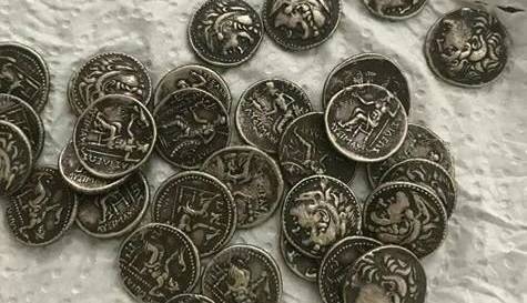 کشف ۱۲ سکه تاریخی در یک منزل شخصی در پردیسان قم