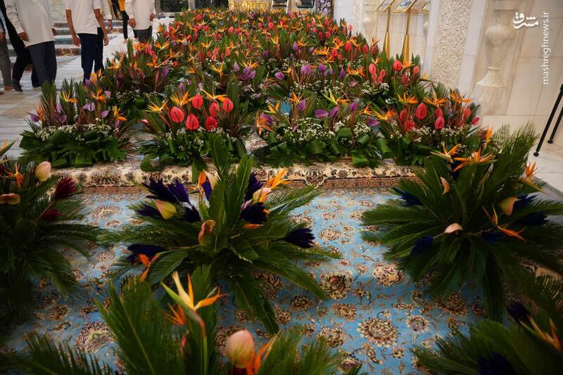 گل‌آرایی ضریح نورانی سیدالشهدا(ع)