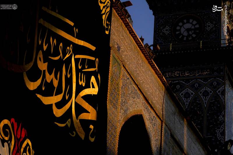 عکس/ نصب کتیبه‌های ولادت پیامبر در حرم علوی
