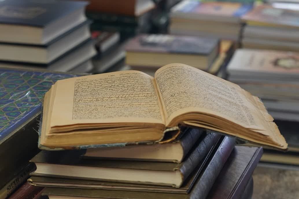 اهدای کتابخانه شخصی 5 هزار جلدی به کتابخانه‌های عمومی استان مرکزی