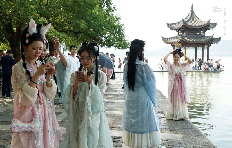 برترین تصاویر خبری جهان؛ زنان با لباس‌های سنتی در هانگژو