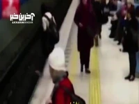 سقوط هولناک یک زن حواس پرت روی ریل مترو