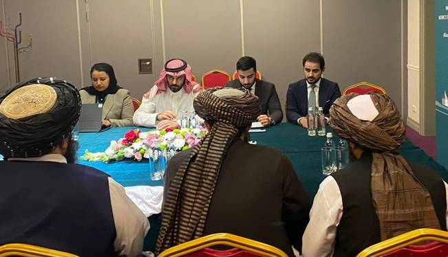 طالبان کاردار عربستان را به دلیل حضور یک زن در جلسه احضار کرد
