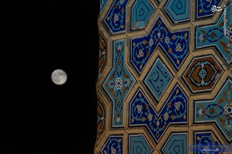 عکس/ ماه کامل بر فراز گنبد حرم رضوی