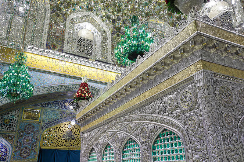عکس/ غبارروبی ضریح حضرت رضا(ع) در آستانه میلاد پیامبر(ص)