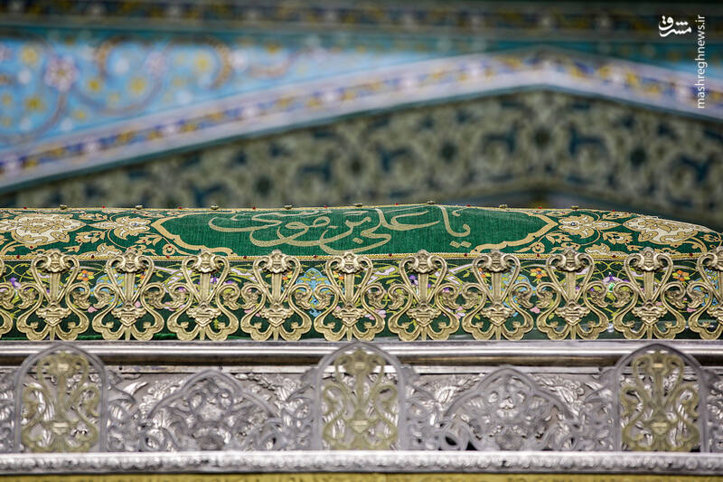 عکس/ غبارروبی ضریح حضرت رضا(ع) در آستانه میلاد پیامبر(ص)