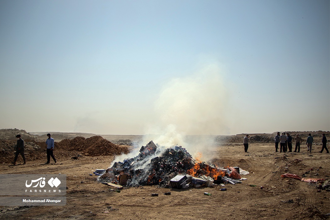 آتش‌ زدن ۶ تن کالای قاچاق در اهواز 