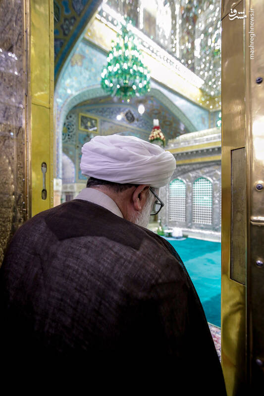 عکس/ غبارروبی ضریح حضرت رضا(ع) در آستانه میلاد پیامبر(ص)