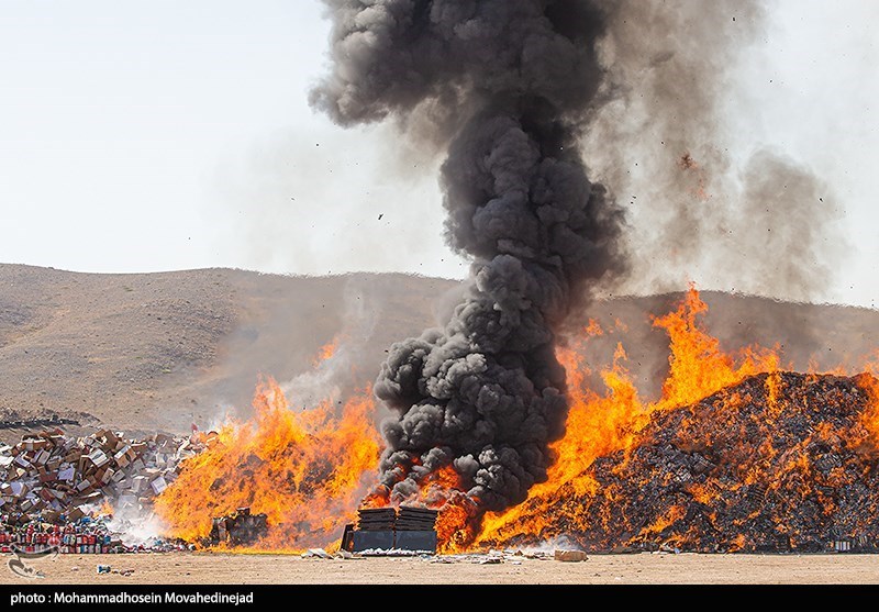 عکس/ امحای بیش از ۱۳۰۰ تن کالای قاچاق