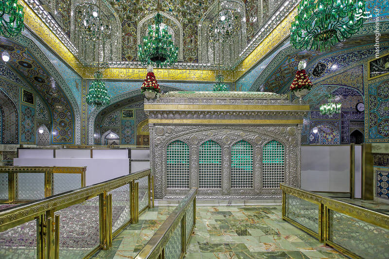 عکس/ غبارروبی ضریح حضرت رضا(ع) در آستانه میلاد پیامبر(ص)