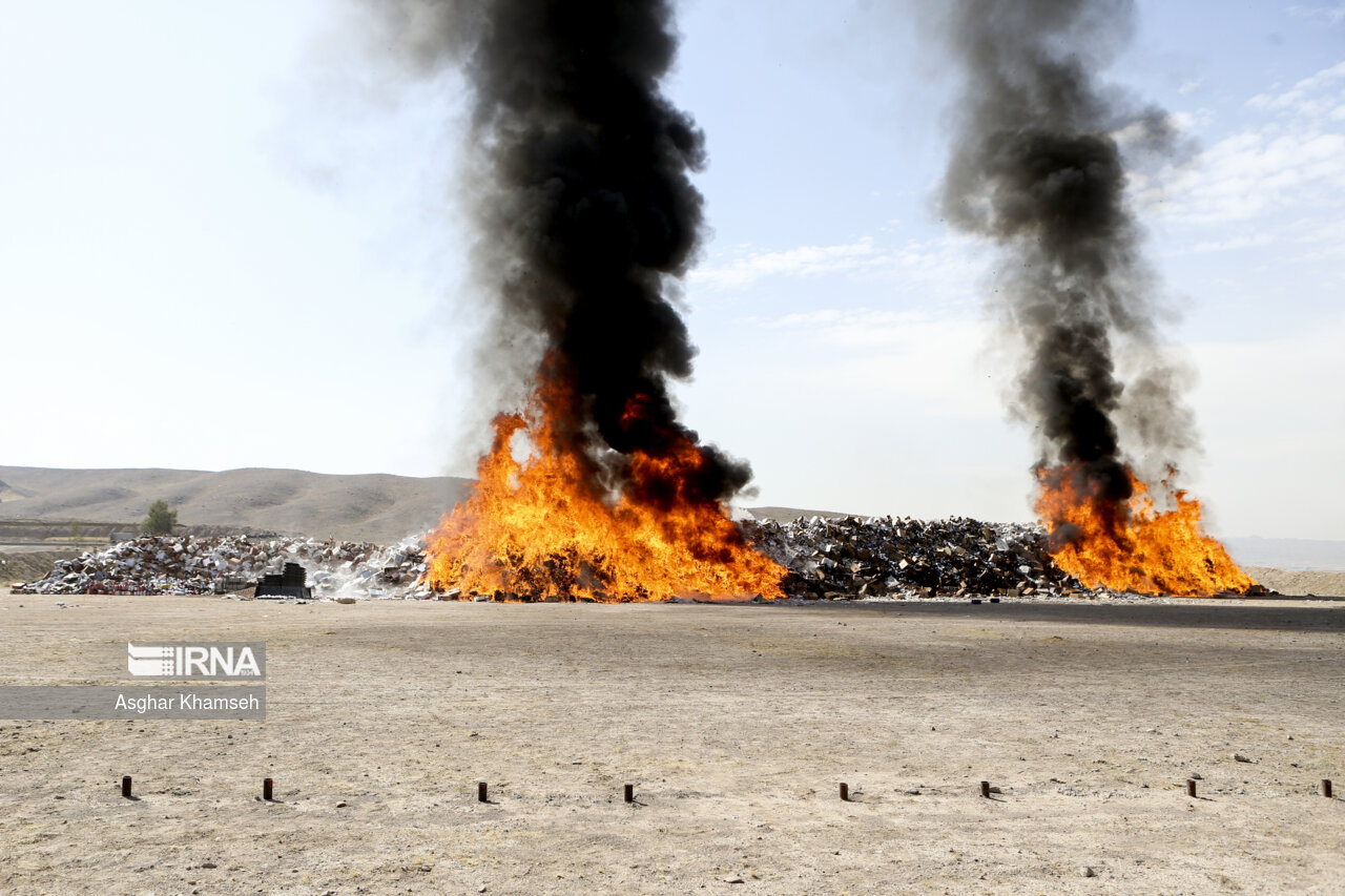 امحای ۱۳۰۰ تُن کالای قاچاق با حضور سردار رادان