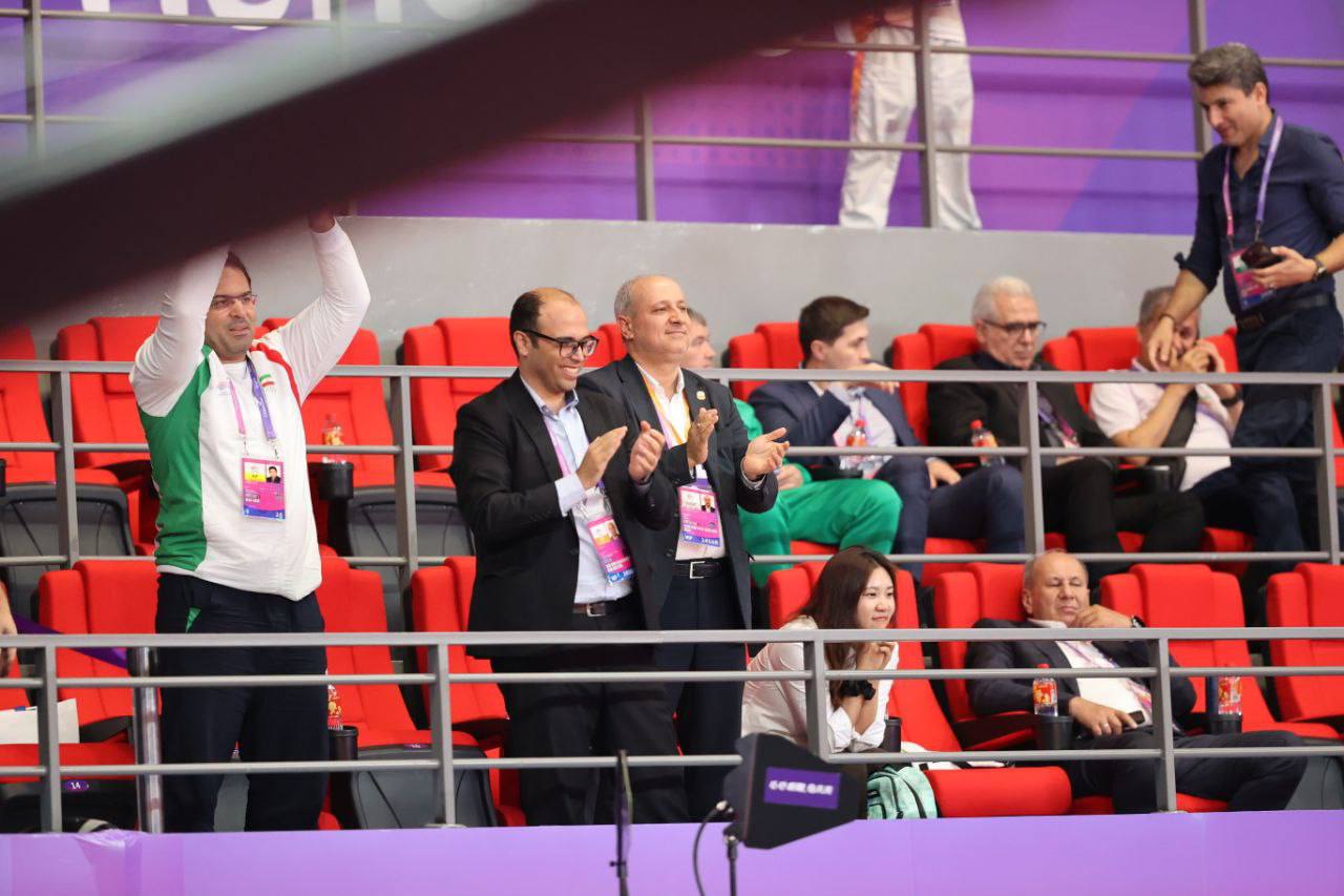 شادی دبیرکل کمیته ملی المپیک پس از مدال طلا «صادق آذرنگ»