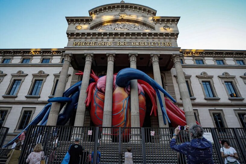 نصب مجسمه ای بزرگ از قلب انسان در دانشکده پزشکی بارسلونا
