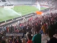 آماده سازی زمین پیش از بازی نساجی - الهلال