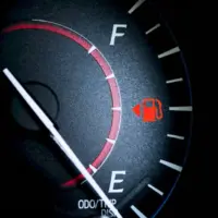 نکات بسیار مهم هنگام روشن شدن چراغ بنزین خودرو