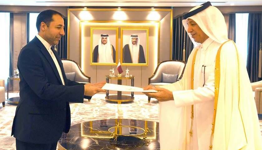 رئیس پیشین بانک مرکزی به‌عنوان سفیر جدید ایران استوارنامه خود را به مقام قطری تقدیم کرد