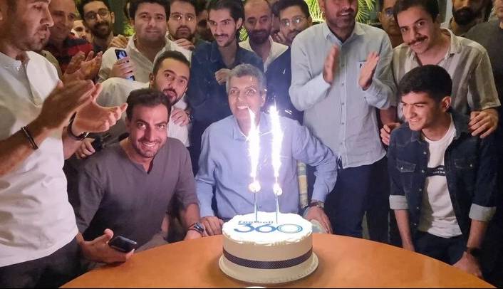 سوپرایز عادل فردوسی‌پور با کیک تولد 49 سالگی