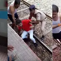 نجات معجزه‌آسای مرد جوانی که زیر قطار درحال حرکت افتاد
