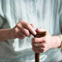 پول‌ دادن سالمندان برای سر نزدن به آن‌ها!